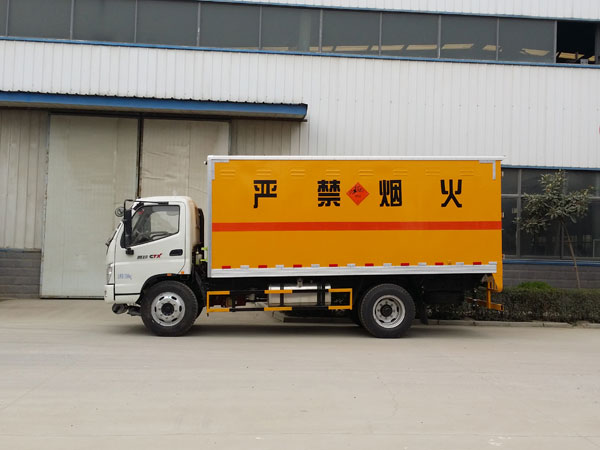 福田奥铃5.2米7.3吨易燃液体厢式运输车