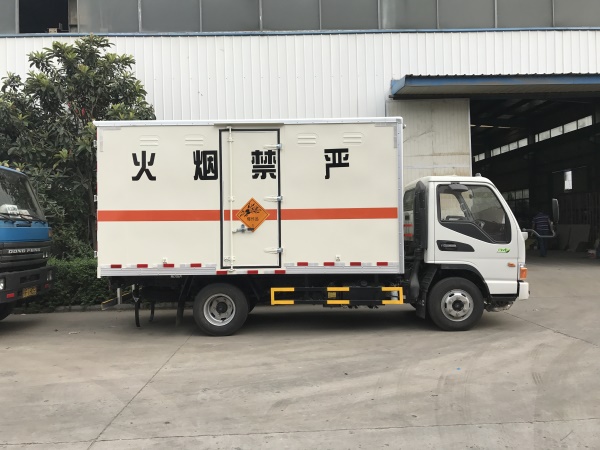 江淮骏铃3.6吨4.2米气体气瓶运输车