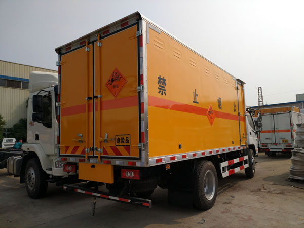 福田欧马可5.2米7吨易燃液体厢式运输车