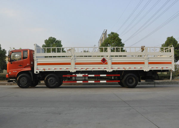 东风嘉运9.6米15.7吨气瓶运输车